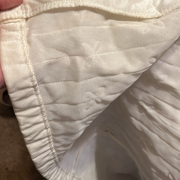 Womens size medium white quilted feel robe approx 63” from shoulder to bottom - Picture 7 of 7